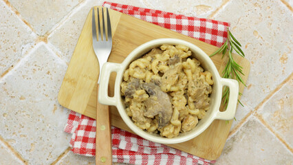 pâtes au poulet et champignons, en gros plan	