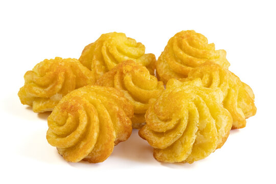 pommes de terre duchesse en gros plan, isol&eacute;es sur un fond blanc	