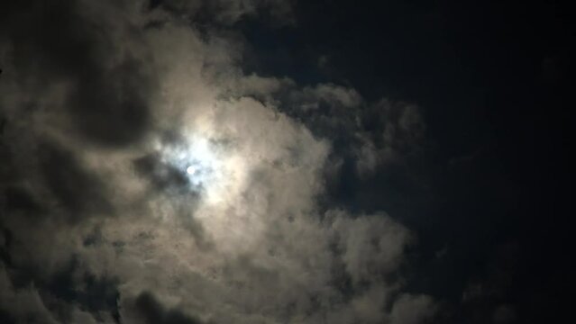 満月と雲