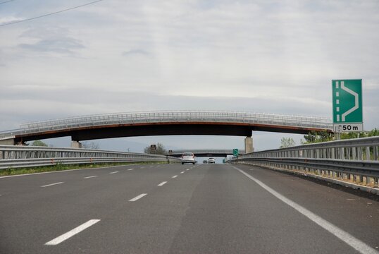 VEDUTA DI UN PONTE VIAGGIANDO IN AUTOSTRADA IN SUD ITALIA,4 OTTOBRE 2023.
