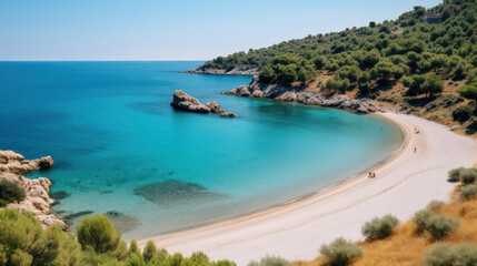 plage de sable blanc peu fréquentée en Méditerranée