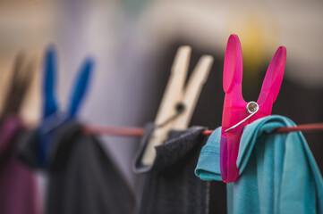 Wäsche hängt im Freien auf der Wäscheleine