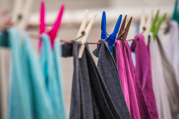 Wäsche hängt im Freien auf der Wäscheleine