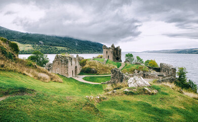 Fototapeta na wymiar Urquhart Castle ist eine Burgruine am Loch Ness in den schottischen Highlands. Die Burg liegt 21 Kilometer südwestlich von Inverness und 2 Kilometer östlich des Dorfes Drumnadrochit. 