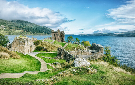 Urquhart Castle ist eine Burgruine am Loch Ness in den schottischen Highlands. Die Burg liegt 21 Kilometer s&uuml;dwestlich von Inverness und 2 Kilometer &ouml;stlich des Dorfes Drumnadrochit.
