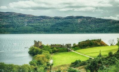 Urquhart Castle ist eine Burgruine am Loch Ness in den schottischen Highlands. Die Burg liegt 21...