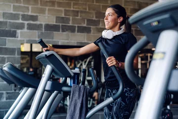 Photo sur Plexiglas Fitness Training in the gym Fitness girl coach working on Step machine. 