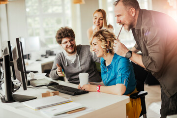 Obraz premium Diverse group of colleagues working in a modern business office together