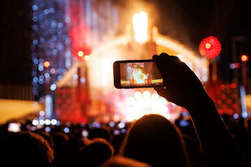 Streaming a music concert to social media via smartphone
