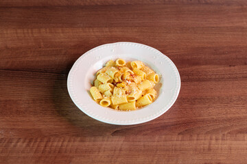 carbonara, uovo, guanciale, romano, pecorini, dop, pepe, nero, selezione, maricha, pasta, tradizione, tipico, locale, italia, tavolo, legno, grezzo, marrone, pizzeria, fatta, in, casa, ristorante, ali