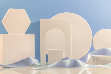 Arrière plan bleu avec présentoir pour des produits avec un rendu 3 D. Plate-forme vide avec...