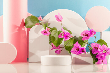 Arrière plan bleu avec présentoir pour des produits avec un rendu 3 D. Plate-forme vide avec podium pour cosmétique, bijoux, maquette ou autres objets.