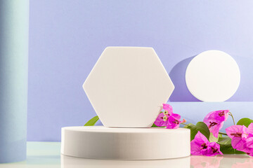 Arrière plan mauve avec présentoir pour des produits avec un rendu 3 D. Plate-forme vide avec...