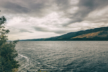 Urquhart Castle am berühmten Loch Ness See in Schottland. Wunderschöne Landschaft in stiller...