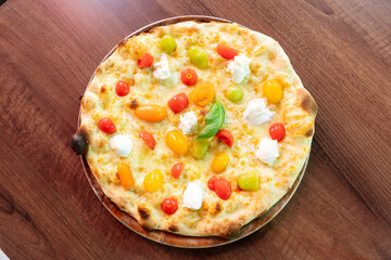 pizza, bufala, pomodorini, pomodori, mozzarella, gialli, bianca, pachino, datterino giallo, datterino, tavolo, legno, grezzo, marrone, pizzeria, fatta, in, casa, ristorante, alimento, al forno, italia