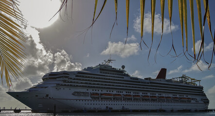 Traumreise Karibikkreuzfahrt mit Carnival Kreuzfahrtschiff Sunshine und einsamem Strand mit Palmen...