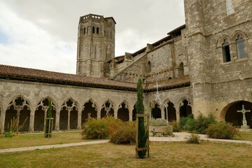 Fototapeta na wymiar Le cloitre et la tour octogonale de la collégiale Saint-Pierre de La Romieu dans le Gers