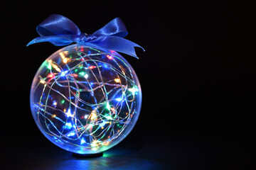 Esfera navideña de vidrio con luces de colores, concepto de navidad y fiestas de fin de año....