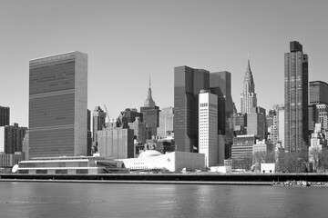Manhattan skyline highlighting the building of the United Nations - obrazy, fototapety, plakaty