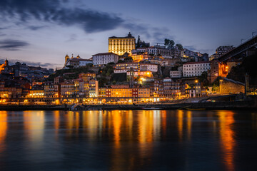 Fototapeta na wymiar Porto city by night