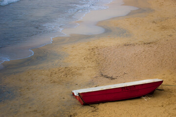 Barca roja en la orilla