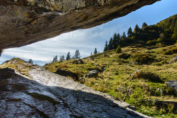 Blick durch eine Felsspalte in die Berge des Zillertal