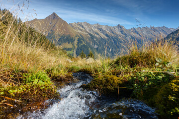 Blick auf ein Hochgebirgstal im Zillertal mit Quelle aus der frisches Trinkwasser kommt