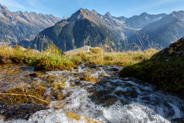 Blick auf ein Hochgebirgstal im Zillertal mit Quelle aus der frisches Trinkwasser kommt