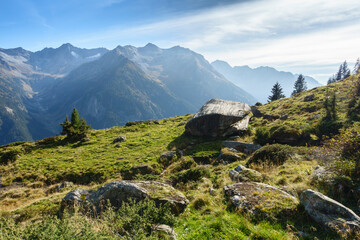 Blick auf ein Hochgebirgstal und die Bergwelt im Zillertal 