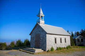 Fototapeta na wymiar Small church on top of a Canadian mountain in Quebec
