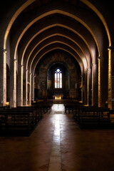 Luci ed ombre all'interno di una chiesa  - 658387799