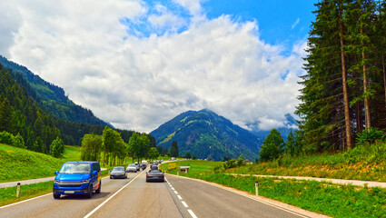 Die Fernpassstraße (B 179) zwischen Lermoos und Reutte, Tirol (Österreich)