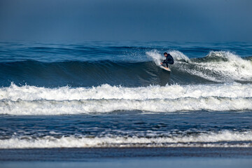 Obraz premium Surfer riding waves in Furadouro Beach