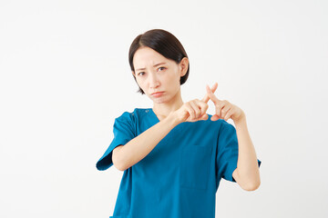 指でばつ印のポーズをする女性の医者　白背景