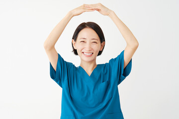 腕で丸印のジェスチャーをする女性の医者　白背景