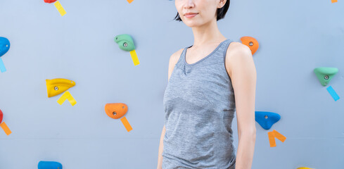 ボルタリングをする女性