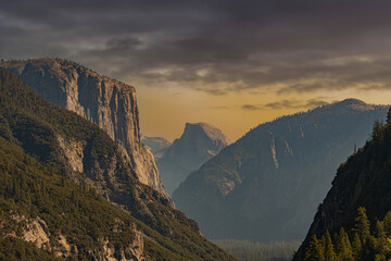Fototapeta na wymiar Half Dome in the middle of the frame in the Yosemite Valley with El. Capitain in the foreground