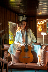 Obraz premium woman with guitar at the bar