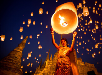 Thai lady enjoy yee peng festival in Ayutthaya city - obrazy, fototapety, plakaty