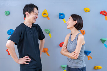 Fototapeta premium クライミングウォールの前で話す2人