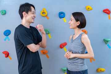 Fototapeta premium クライミングウォールの前で話す2人