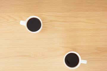 カフェでリラックスをする若い女性