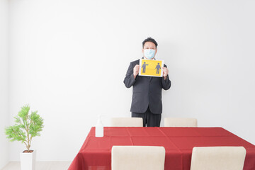 レストランでソーシャルディスタンスをお願いするスタッフ