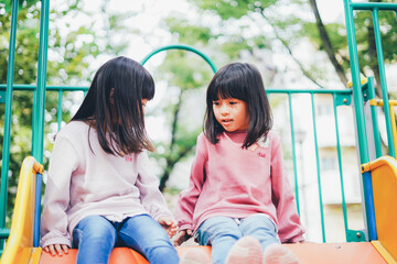 公園で楽しく遊ぶ2人の女の子たち