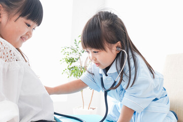 お医者さんごっこをする子ども