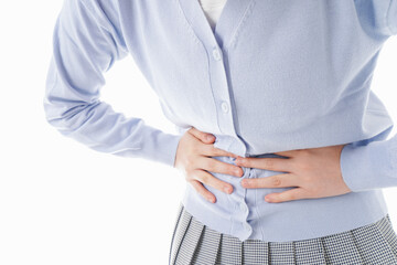 腹痛に苦しむ若い女性