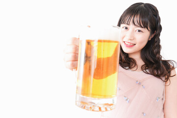 グラスを持ちビールを飲む若い女性 © maroke