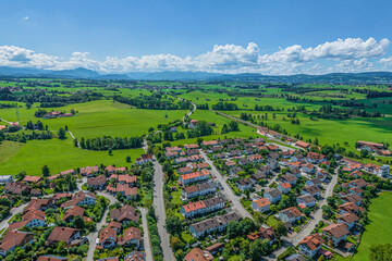 Die international bekannte Gemeinde Wildpoldsried nahe Kempten im Allgäu aus der Luft