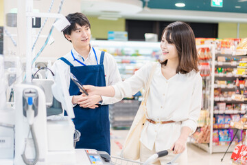 スーパーで食料品の買い物をする若い主婦