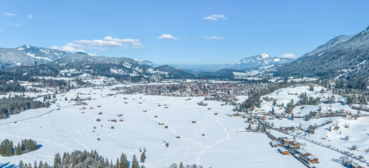 Panoramablick ins winterlich verschneite Oberstdorfer Becken an einem sonnigen Wintertag